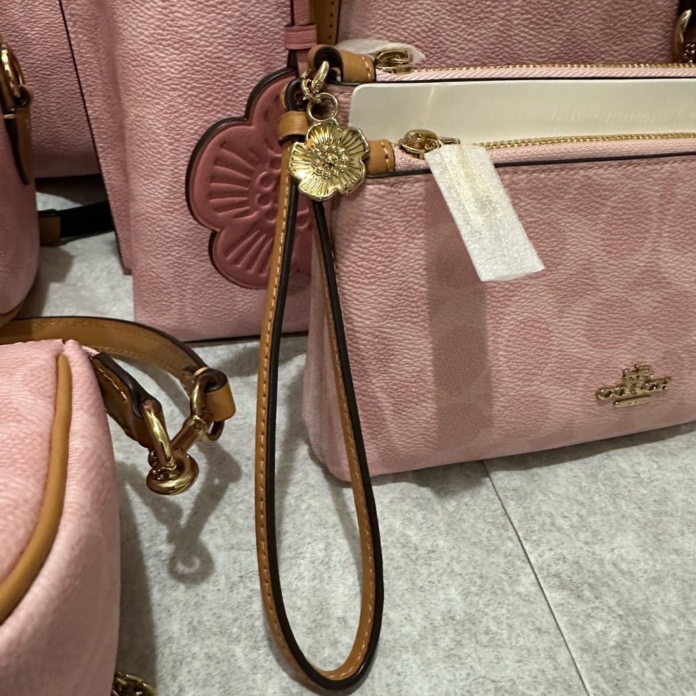 ๐ธ๐ธ๐ธ Coach Double Zip Wristlet In Signature Canvas With Charms Powder Pink - Picture 6 of 6